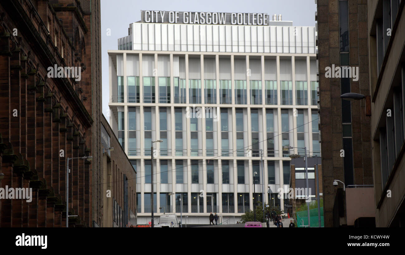 Stadt Glasgow college Zeichen street view Mietskasernen braune Gebäude aus Stein Stockfoto