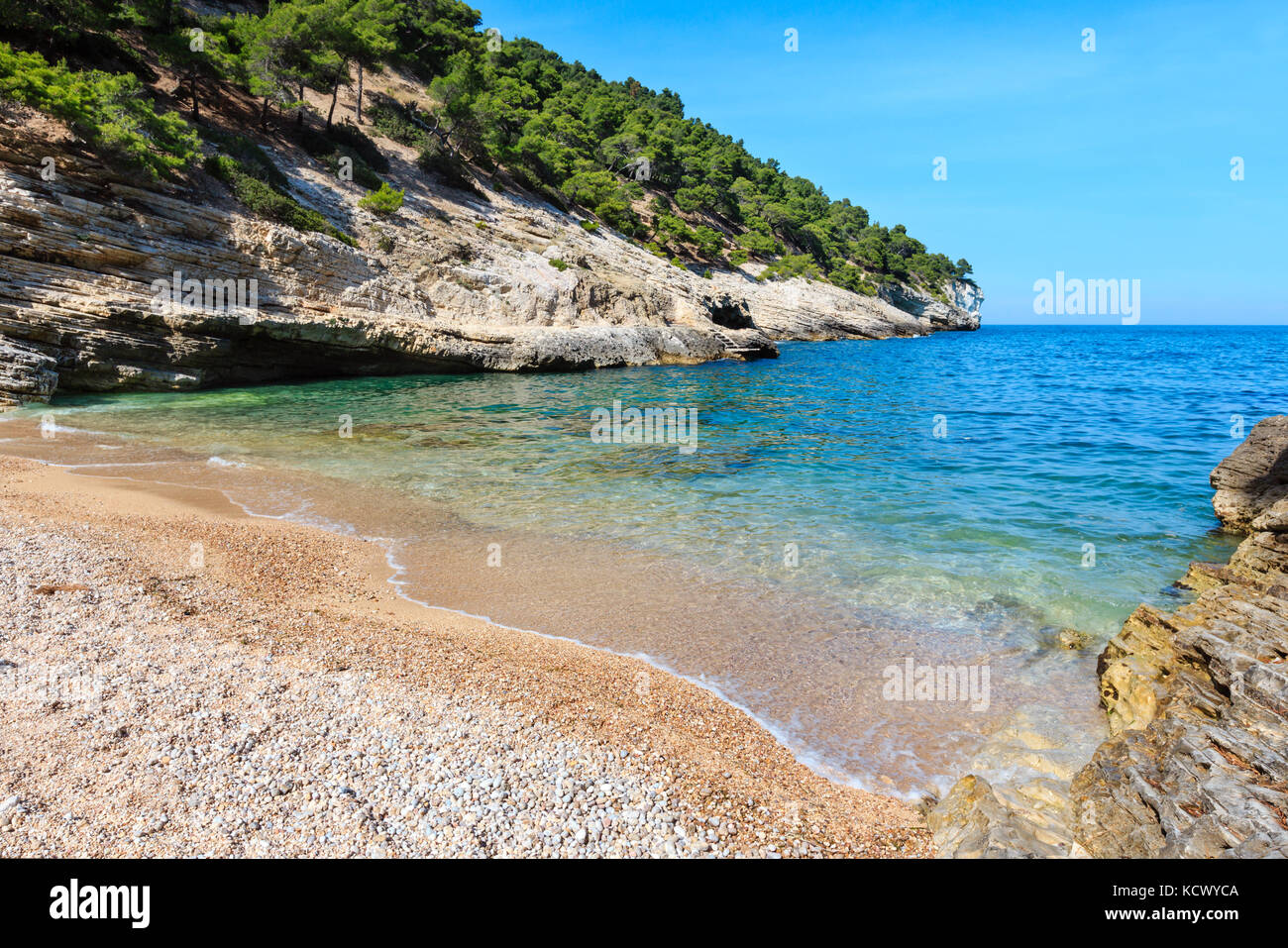 Sommer Baia della Pergola kleinen ruhigen ruhigen Strand, Halbinsel Gargano in Apulien, Italien. Stockfoto