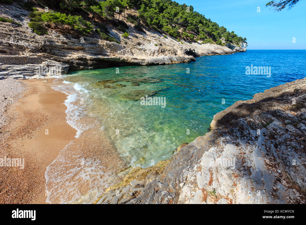 Sommer Baia della Pergola kleinen ruhigen ruhigen Strand, Halbinsel Gargano in Apulien, Italien Stockfoto