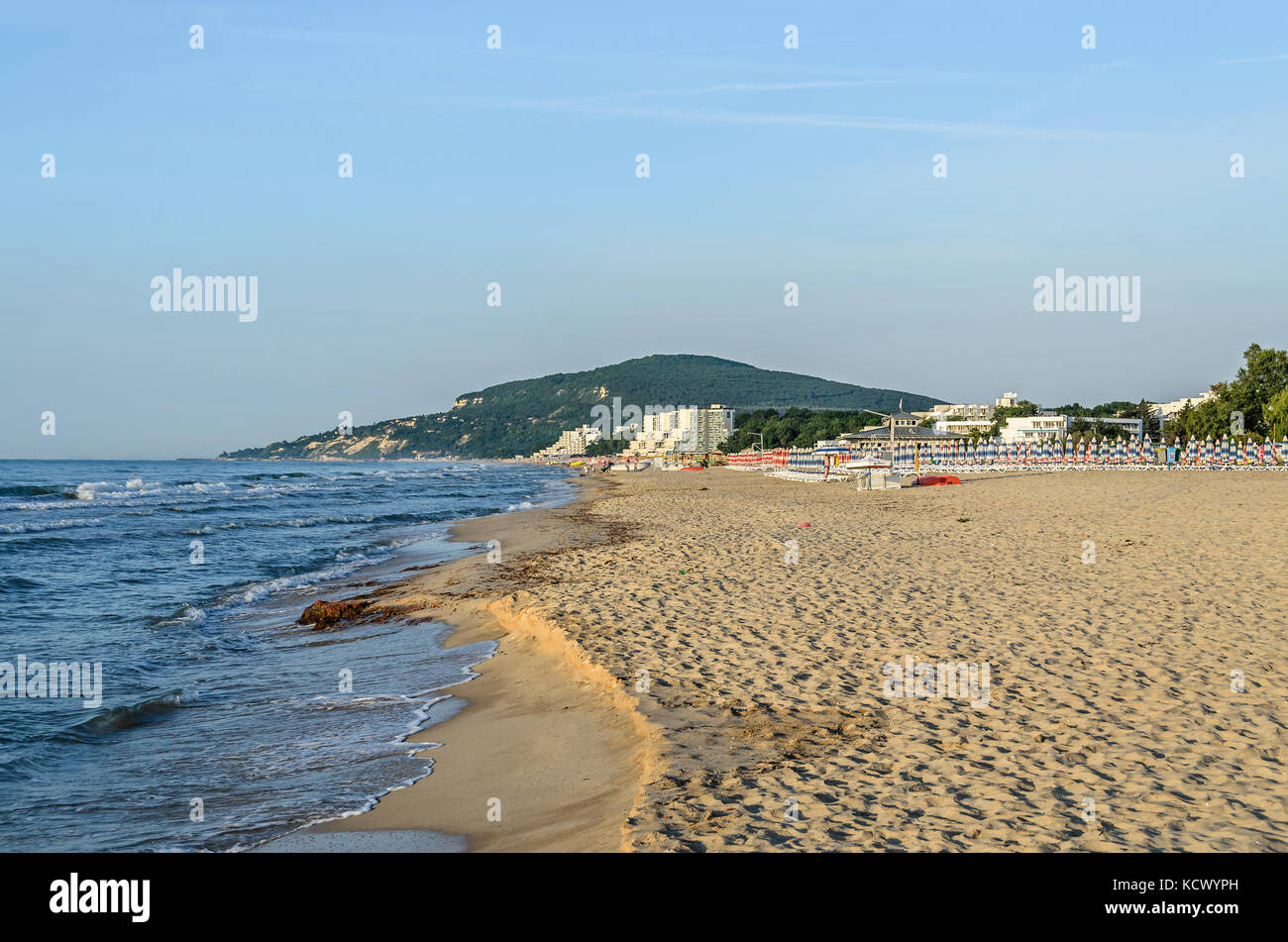 Strand von Schwarzen Meer von Albena, Bulgarien mit goldenem Sand, kristallklares Wasser, Hotels. Stockfoto