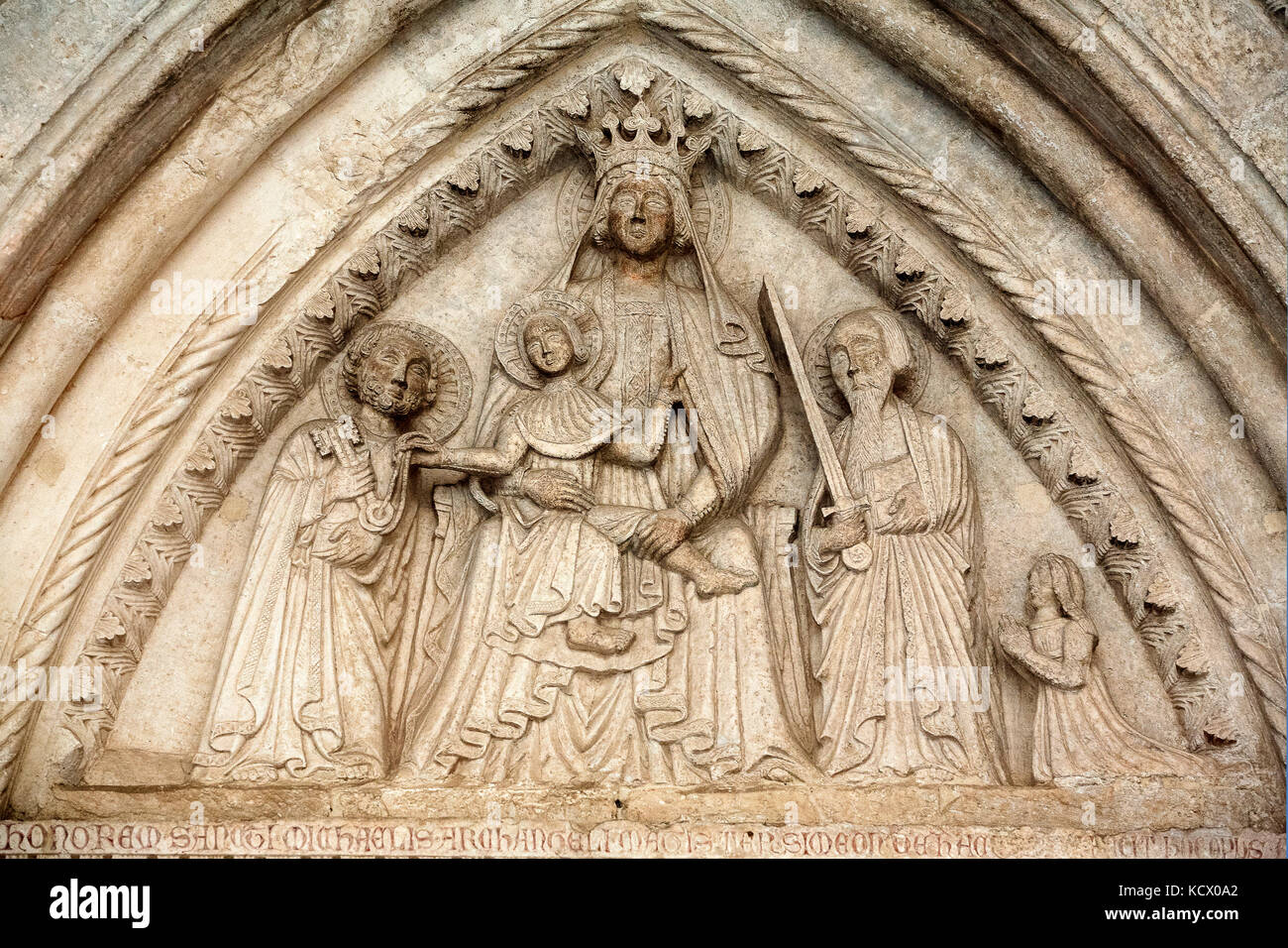 Italien Apulien Monte Sant' Angelo: Heiligtum San Michele Arcangelo: rechte Klappe Portal: Madonna mit Kind zwischen den Heiligen Petrus und Paulus Stockfoto