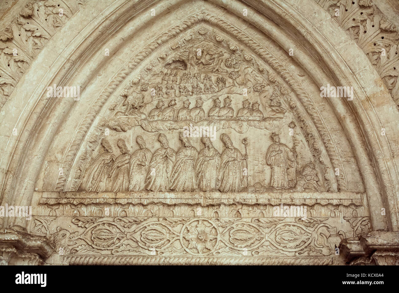 Italien Apulien Monte Sant' Angelo: Heiligtum von San Michele Arcangelo: Links portal Lünette Stockfoto