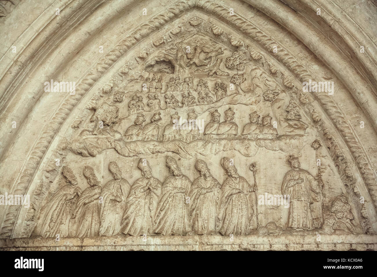 Italien Apulien Monte Sant' Angelo: Heiligtum von San Michele Arcangelo: Links portal Lünette Stockfoto