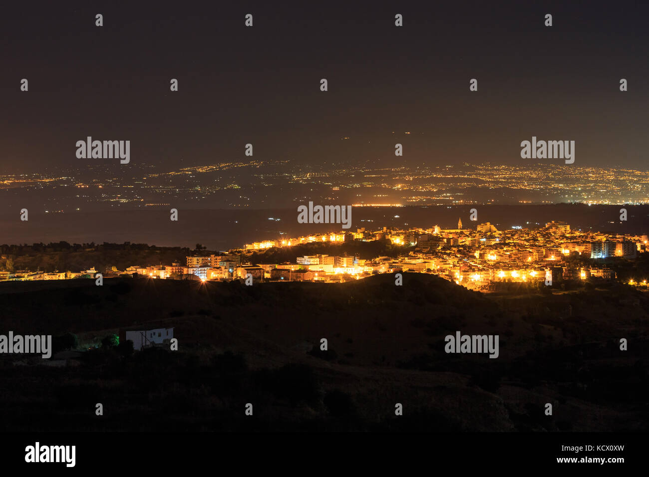 Nacht lentini Stadt Blick in Richtung von der Straße auf die See und Vulkan Ätna (Siracusa, Sizilien, Italien) Stockfoto