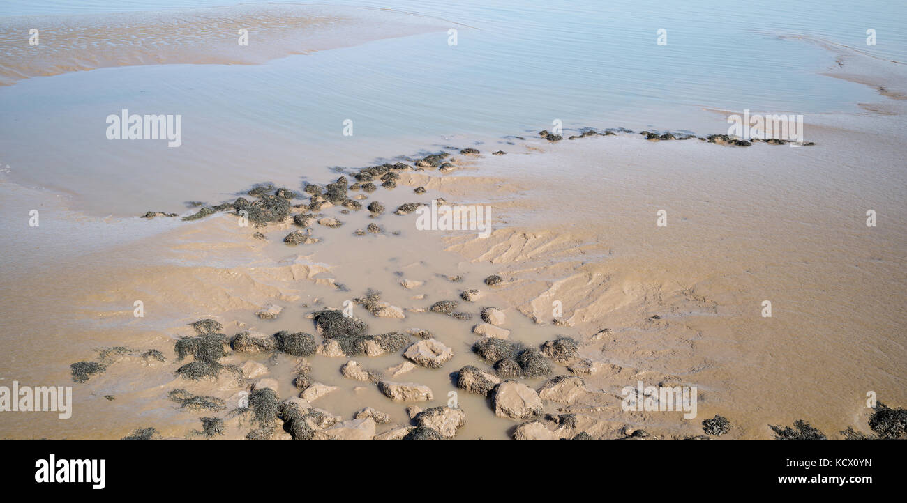 Gezeiten- Pool und SandSchlamm Bank mit Felsen bei Ebbe und Wasser  erodiert lose Schlamm, Cardiff Bay, Cardiff, Großbritannien Stockfotografie  - Alamy