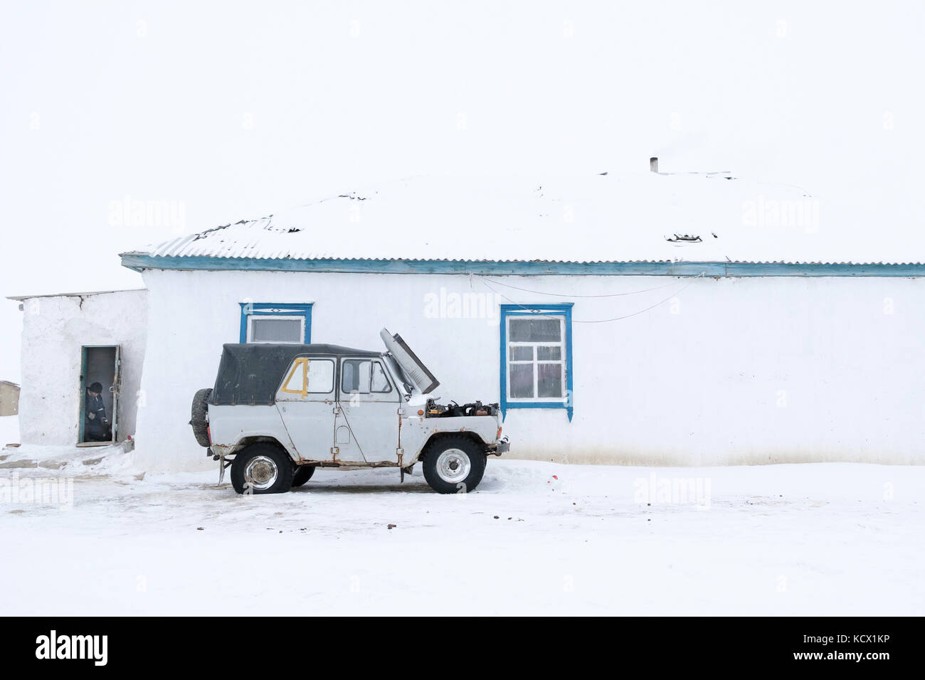 Das ganze Dorf ist mit russischen VAZ Jeeps ausgestattet, diese 4x4 aus der alten sowjetischen Zeit haben einen einfachen Motor und leicht zu reparieren. Zum Glück, weil Stockfoto