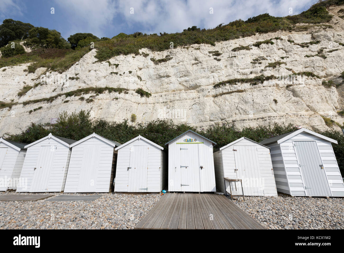 Strandhütten am Kiesstrand unter weißen Klippen, Bier, Devon, England, Großbritannien, Europa Stockfoto