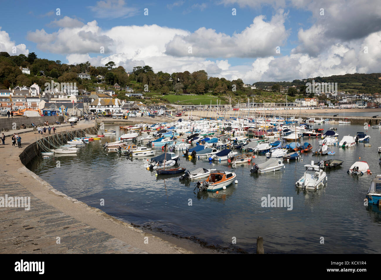 Blick auf Boote, die im Cobb und in der Altstadt dahinter liegen, Lyme Regis, Dorset, England, Großbritannien, Europa Stockfoto