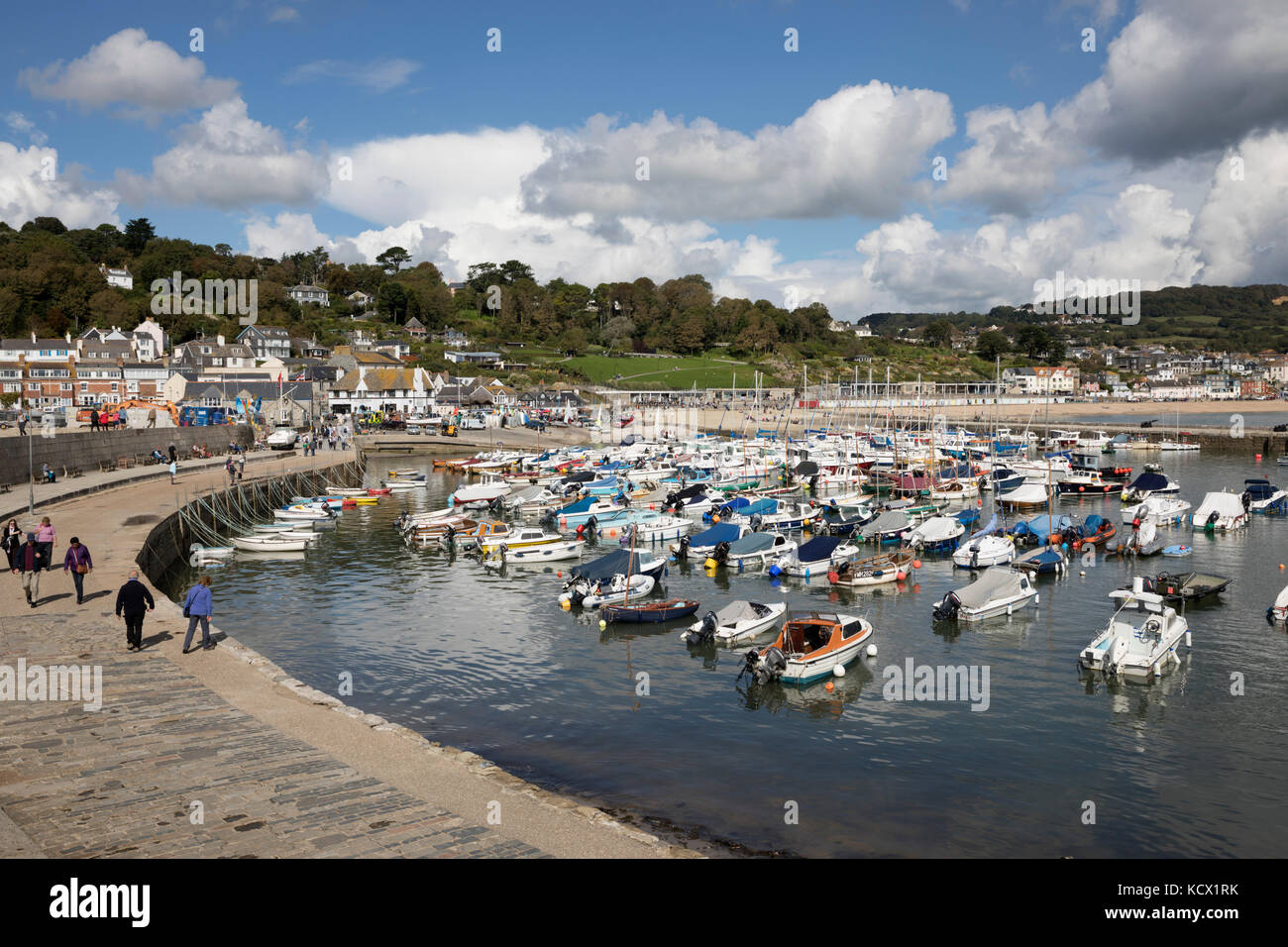 Blick auf Boote, die im Cobb und in der Altstadt dahinter liegen, Lyme Regis, Dorset, England, Großbritannien, Europa Stockfoto