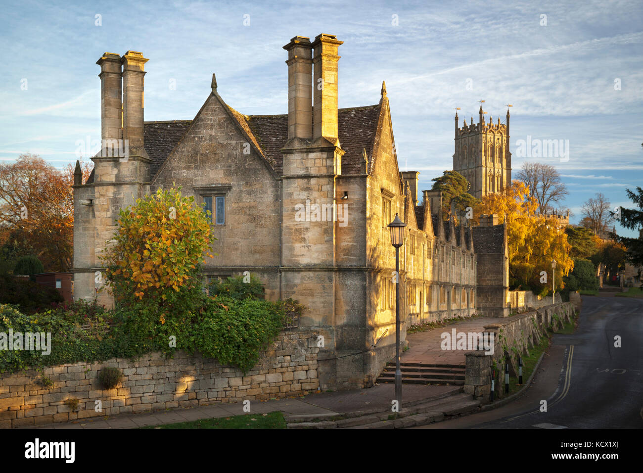 Armenhäuser und St. James Church, Chipping Campden, Cotswolds, Gloucestershire, England, Vereinigtes Königreich, Europa Stockfoto