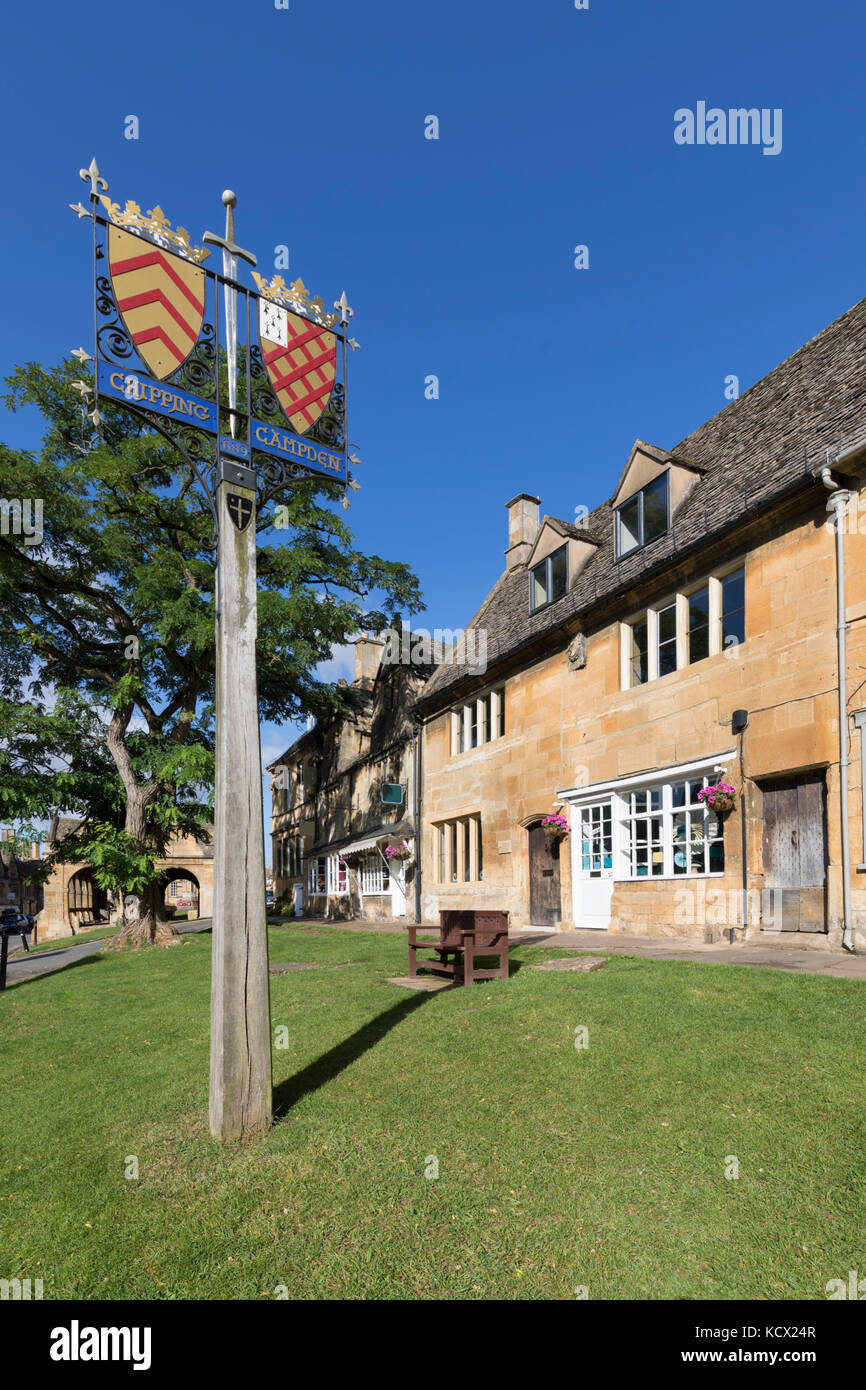 Chipping Campden Ortsschild und cotswold Stone Cottages entlang der High Street, Chipping Campden, Cotswolds, Gloucestershire, England, Vereinigtes Königreich Stockfoto