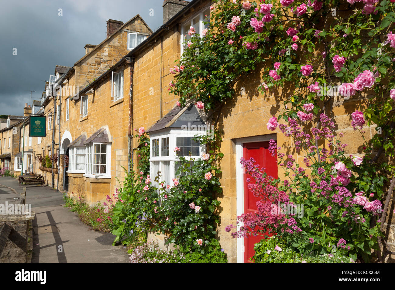 Rose abgedeckt Front von Cotswold Stone Cottages entlang der High Street, Blockley, Cotswolds, Gloucestershire, England, Vereinigtes Königreich, Europa Stockfoto