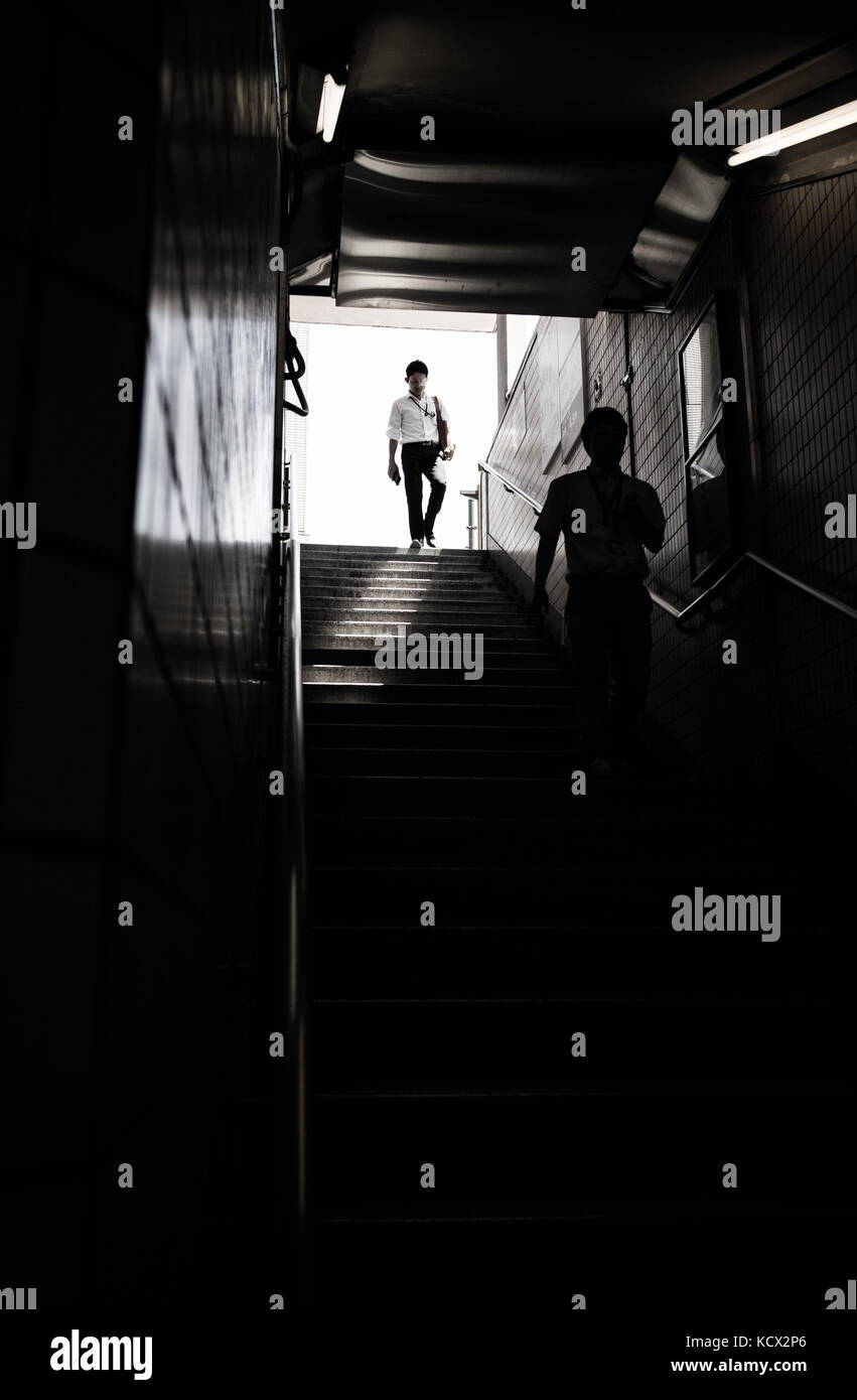 Eine Japanische Salaryman in der U-Bahn Station. Stockfoto