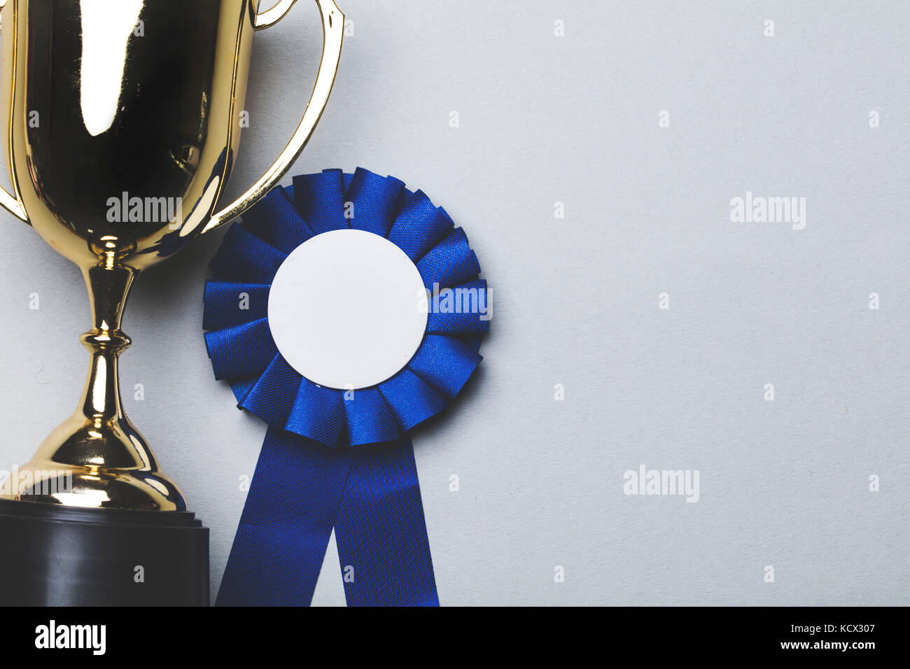 Den ersten Platz Pokal und award Rosette. Erfolg Leistung Konzept Stockfoto