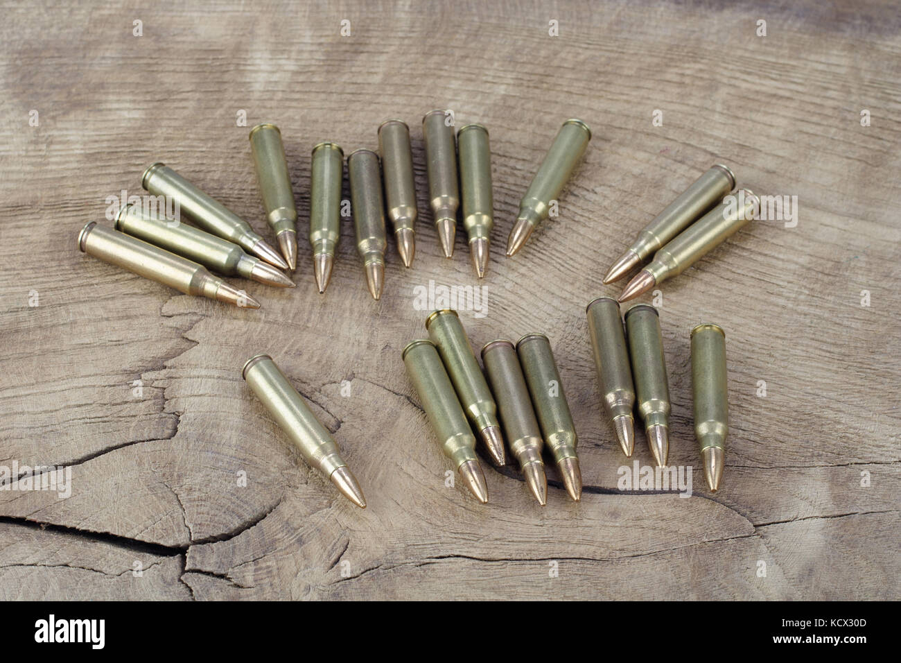 Munition auf hölzernen Hintergrund Stockfoto