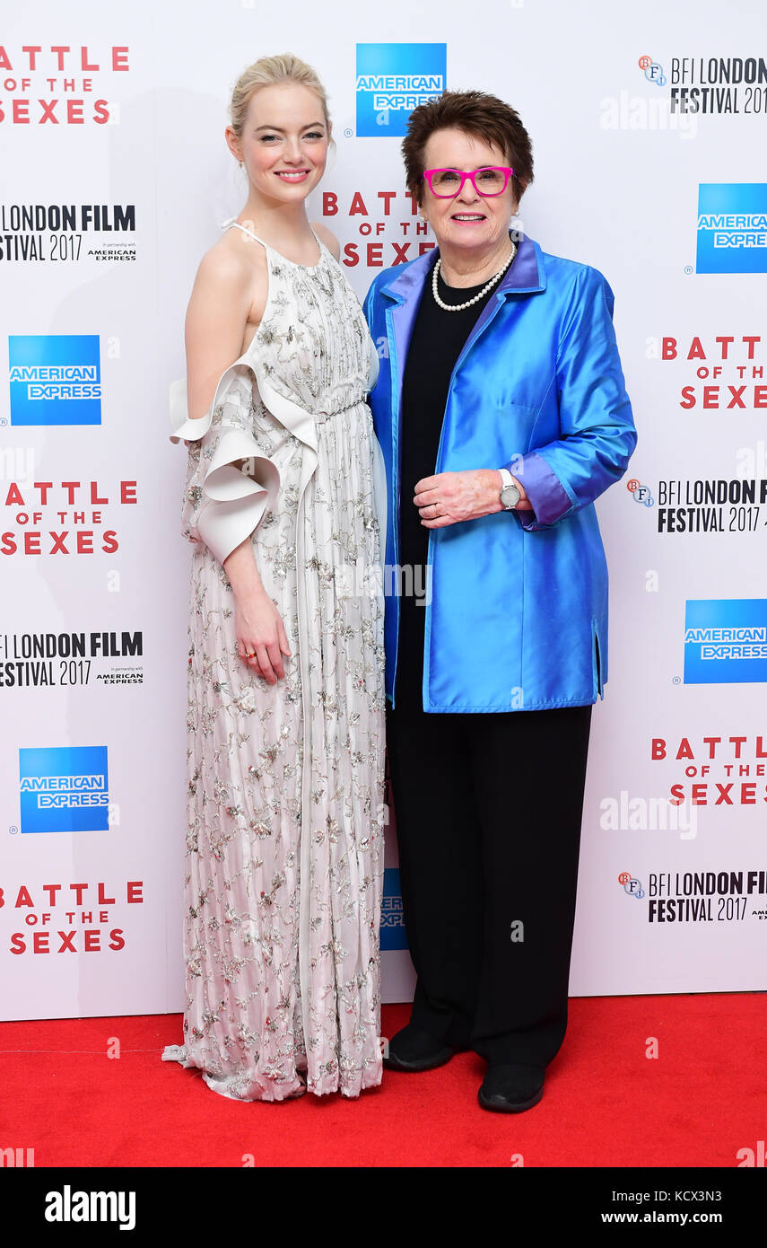 Emma Stone und Billie Jean King bei der Premiere von Battle of the Sexes im Odeon Leicester Square in London. Bilddatum: Samstag, 7. Oktober 2017. Bildnachweis sollte lauten: Ian West/PA Wire Stockfoto