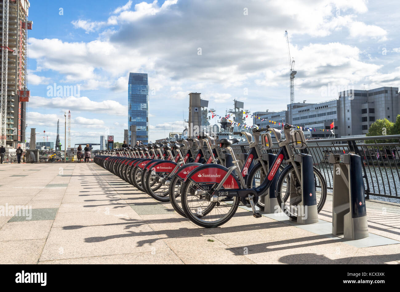 London Fahrräder, oder Boris Fahrräder, in Canary Wharf im Sommer Stockfoto