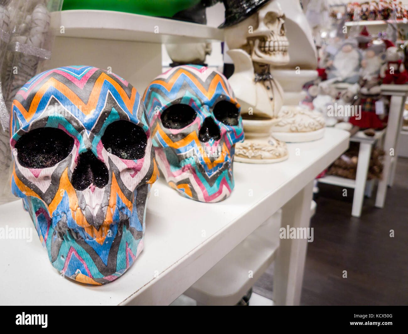 Dekorative halloween Schädel auf Anzeige in einem Shop in England, Großbritannien, Oktober 2017 Stockfoto