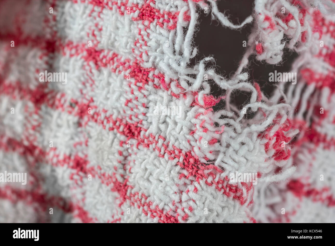 Nahaufnahme der ausgefransten Kanten einer alten Teelüte. Abgenutztes Material, abgenutzt, durch Metapher getragen, abgenutzte Textur aus der Nähe. Stockfoto