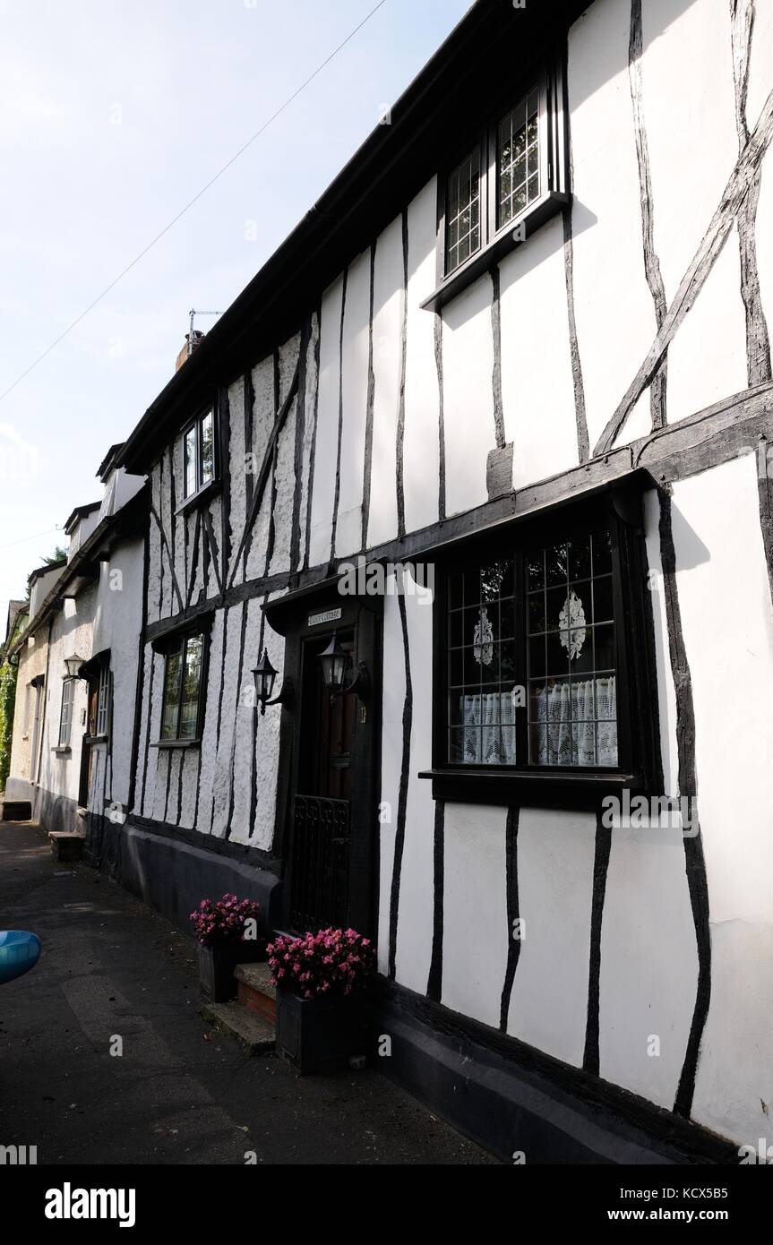 Tudor Cottage, Gerste, Hertfordshire, ist ein Holz gerahmt Gebäude neben einem Reetdachhaus. Stockfoto