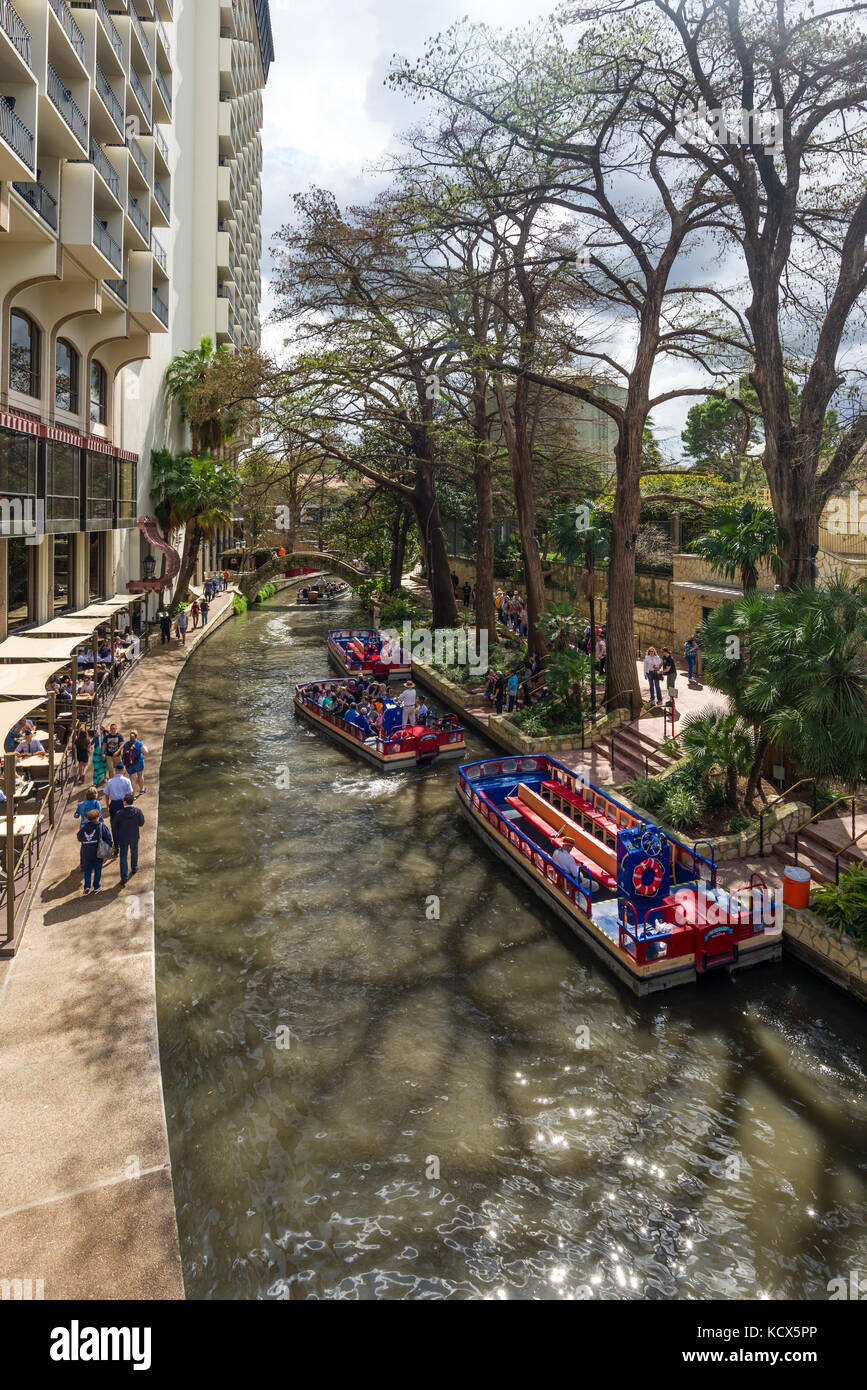 San Antonio Riverwalk Flusskreuzfahrten mit Touristen auf Boote, Texas, USA Stockfoto