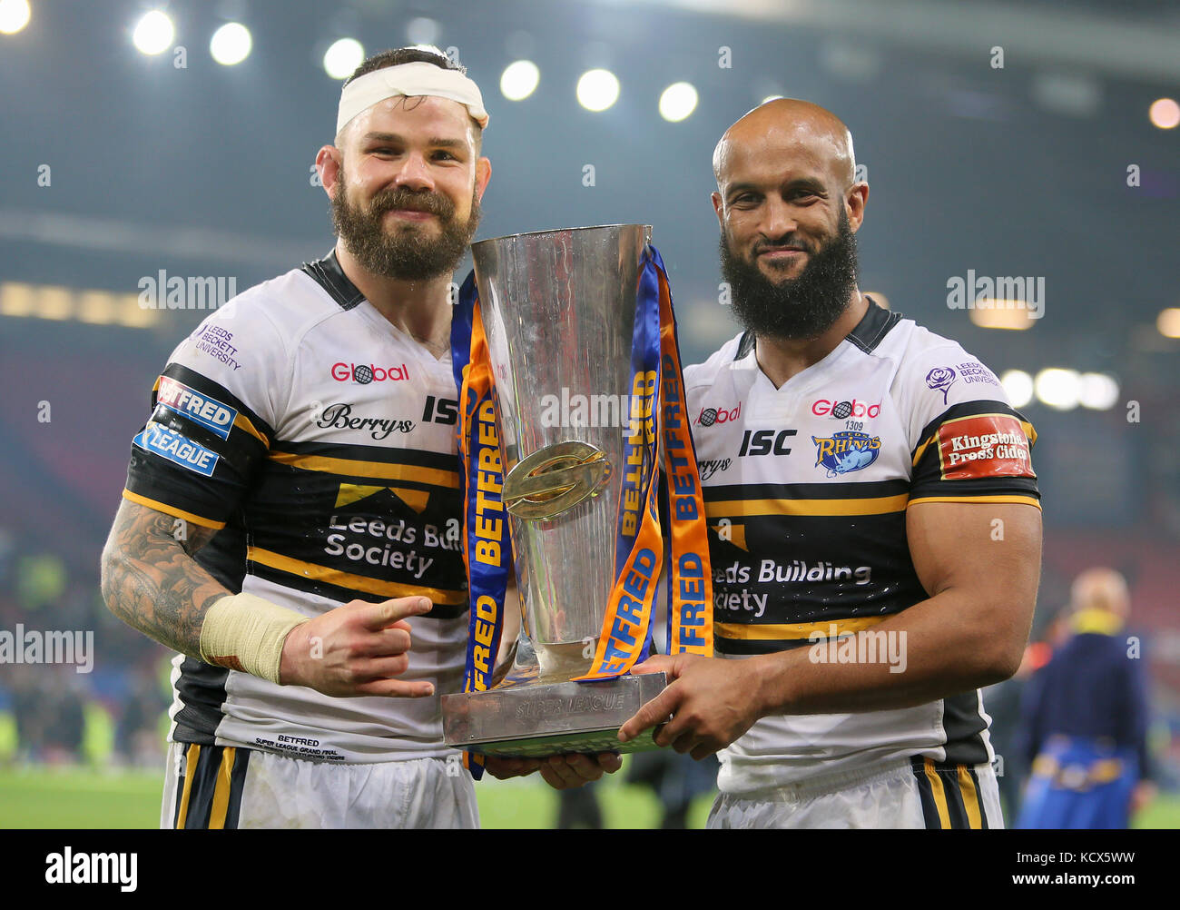 Leeds Rhinos' Cuthbertson und Jamie Jones-Buchanan feiern mit der Trophäe nach dem letzten Pfiff beim Betfred Super League Grand Final in Old Trafford, Manchester. Stockfoto