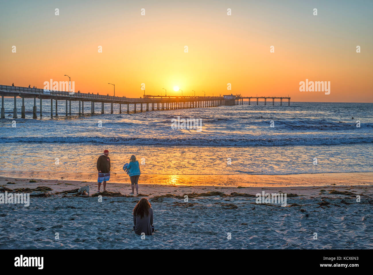 Sonnenuntergang an der Küste. Blick auf den Ocean Beach Pier, San Diego, Kalifornien, USA. Stockfoto
