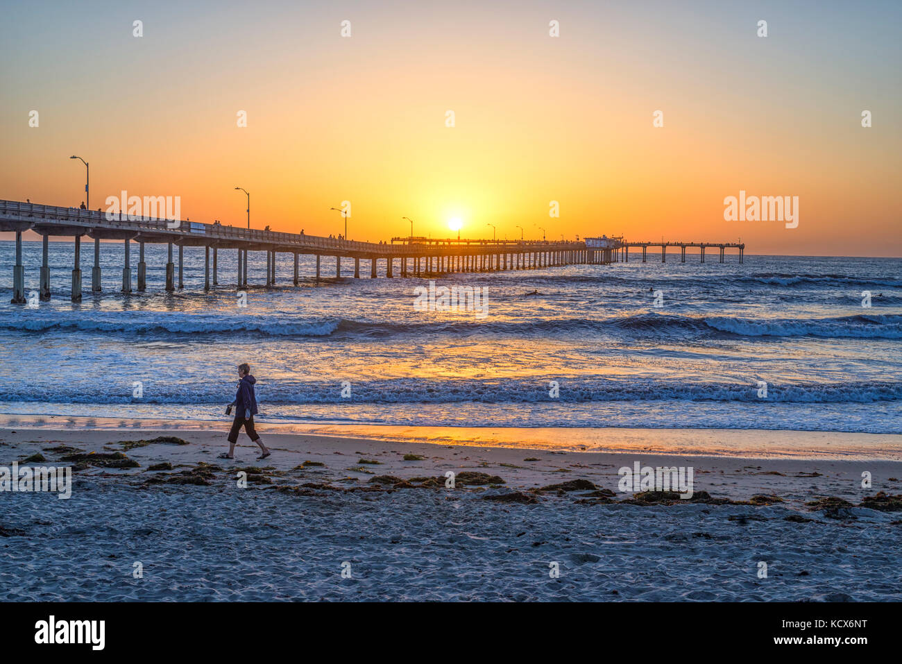 Sonnenuntergang an der Küste. Blick auf den Ocean Beach Pier, San Diego, Kalifornien, USA. Stockfoto