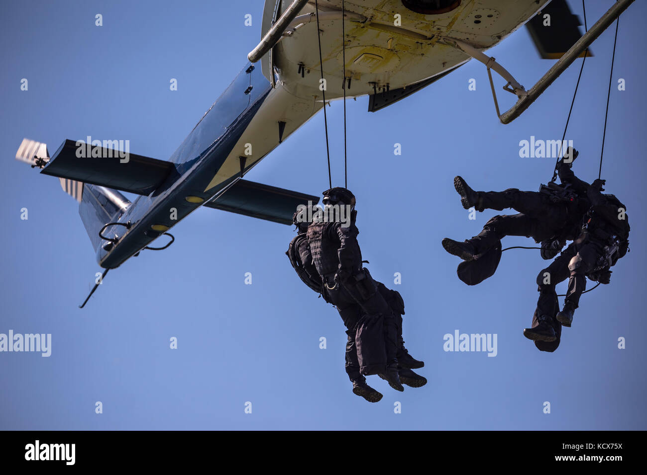 Special Forces Team Helikopter Seil springen, unmarkierte und Unerkennbare SWAT-Team Stockfoto