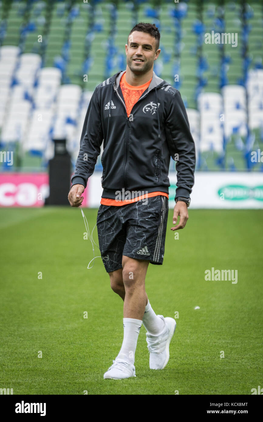 Munster rugbys Conor murray Kontrollen, die den Zustand der Pitch vor der pro 14 Derby im Aviva Stadium, Dublin, Irland Stockfoto