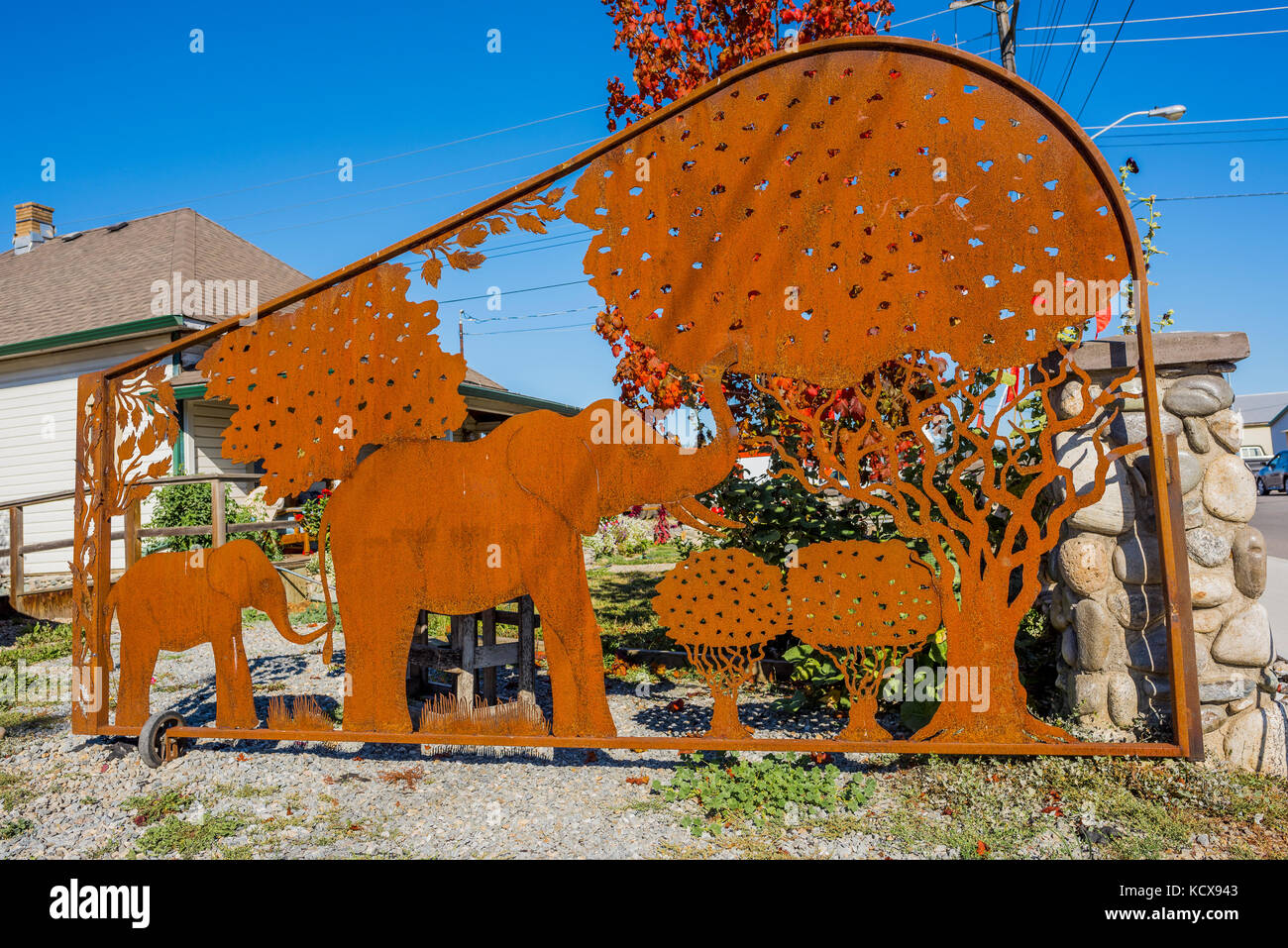 Rostiges Metall Tor mit Elefanten und Bäume, Enderby, British Columbia, Kanada. Stockfoto