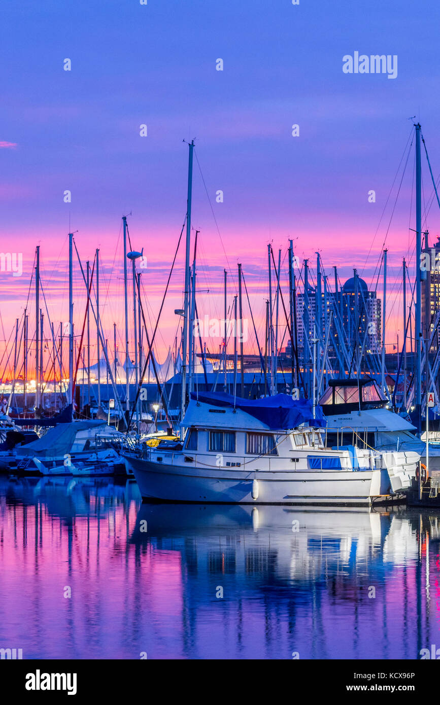 Marina in der Morgendämmerung, Coal Harbour, Vancouver, British Columbia, Kanada. Stockfoto