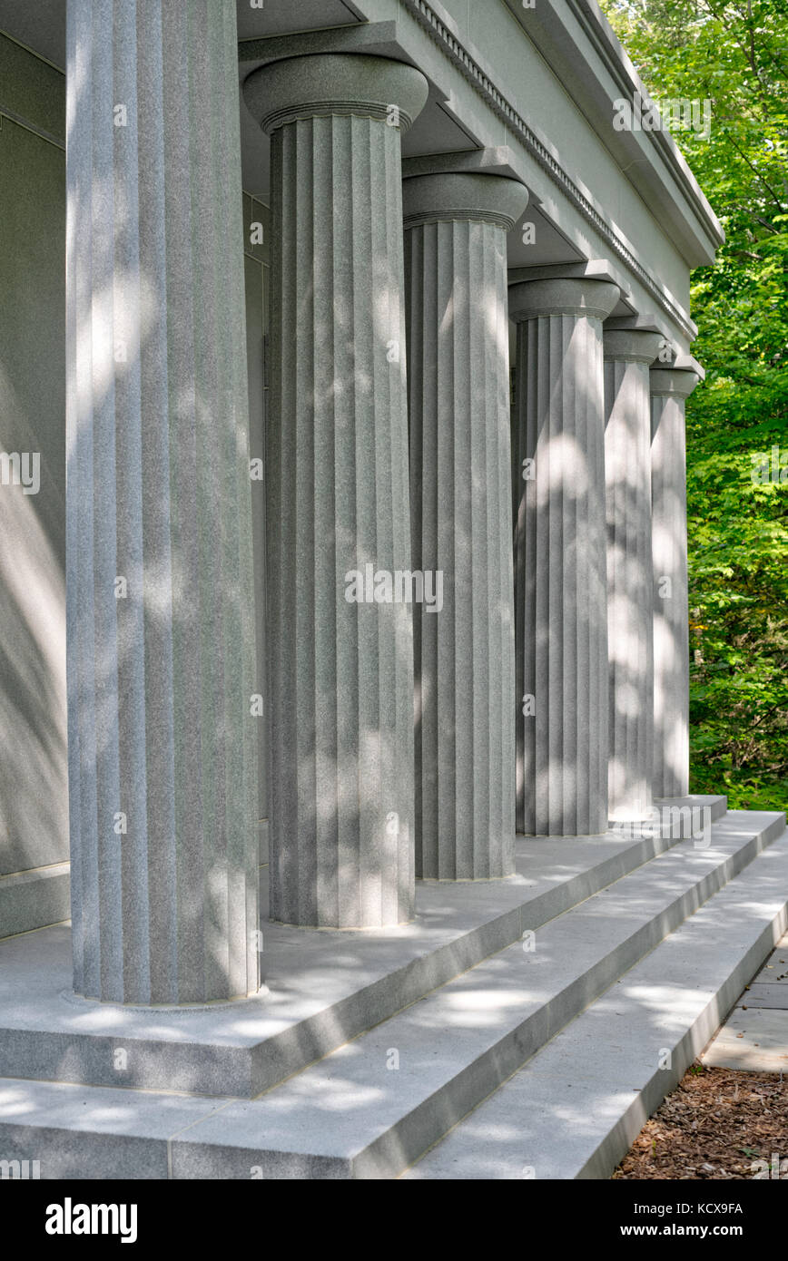 Römischen oder griechischen inspiriert Spalten die Front eines Gebäudes in einem Park schmücken Stockfoto