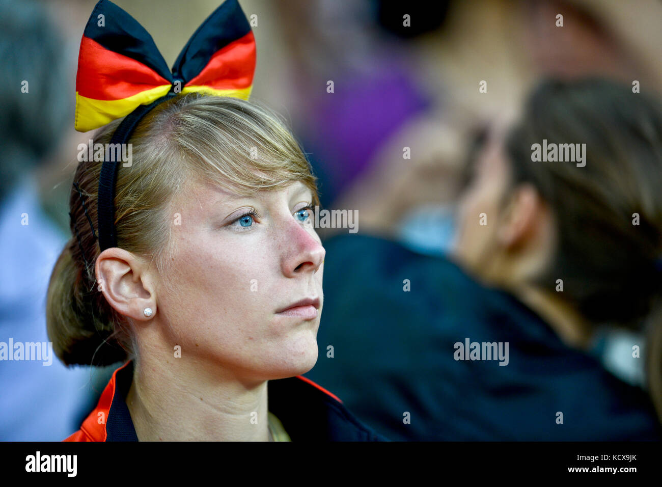 Deutsche Frau trägt einen Bogen mit der deutschen Flagge Stockfoto