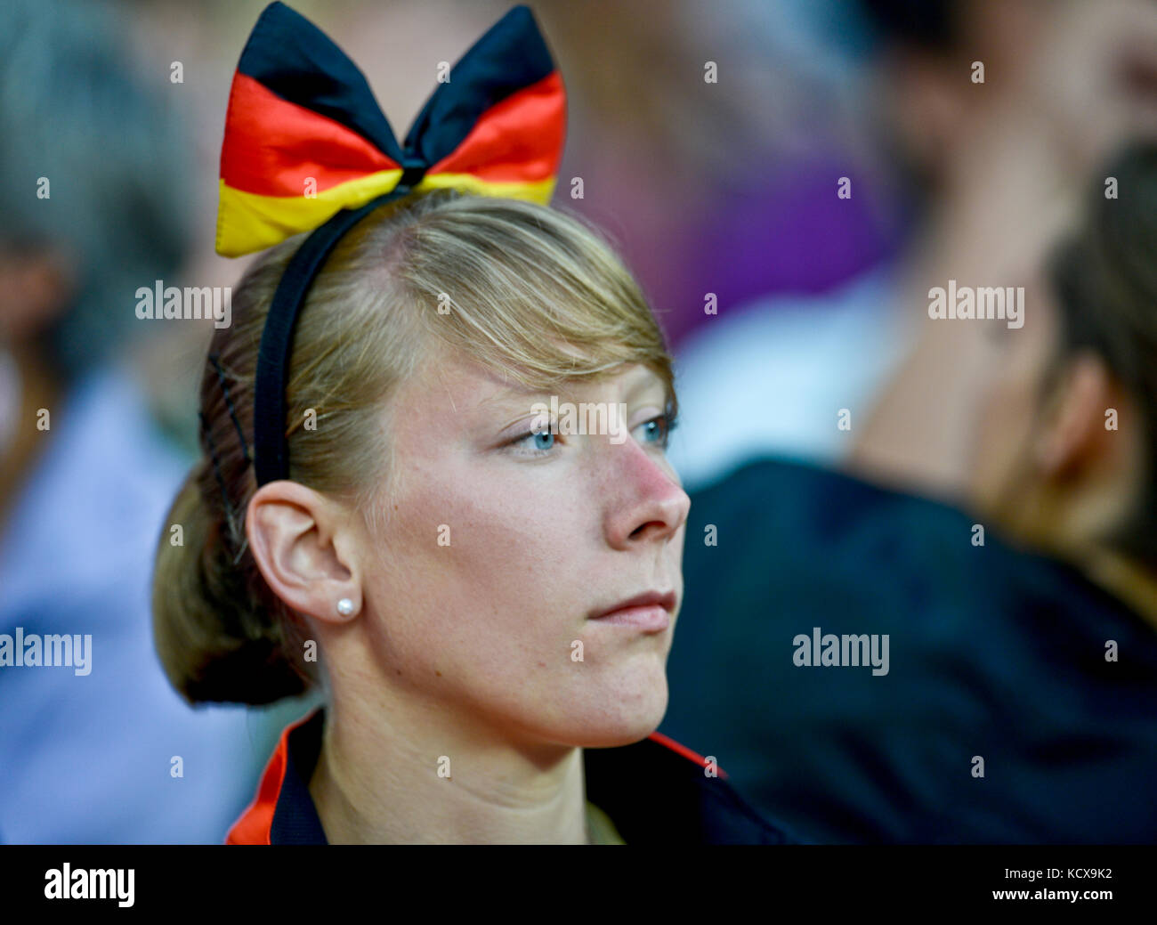 Deutsche Frau trägt einen Bogen mit der deutschen Flagge Stockfoto