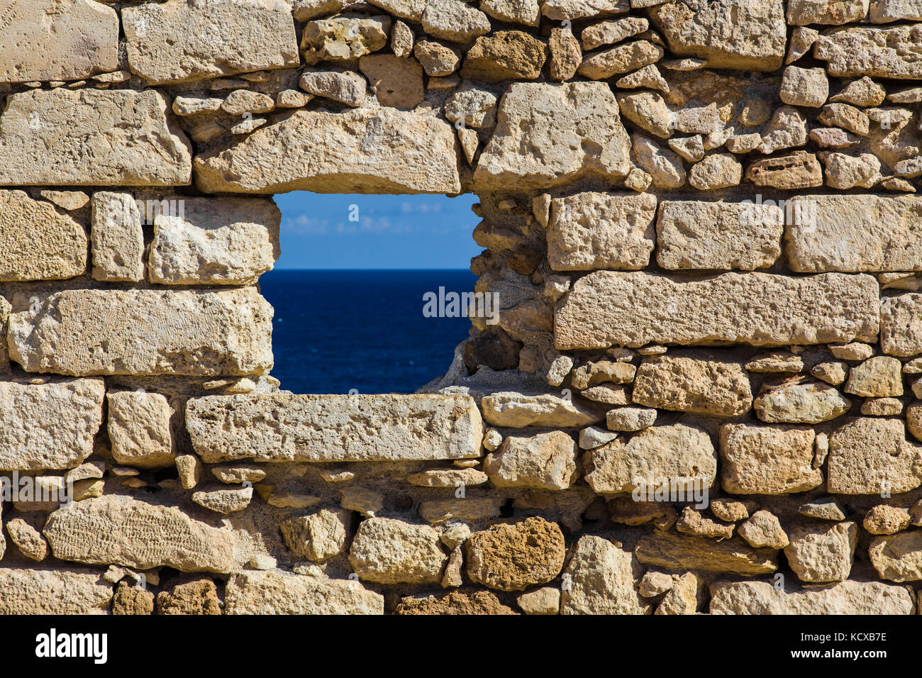 Blauer Himmel und Meer in alten Mauer Festung Fenster Foto Stockfoto