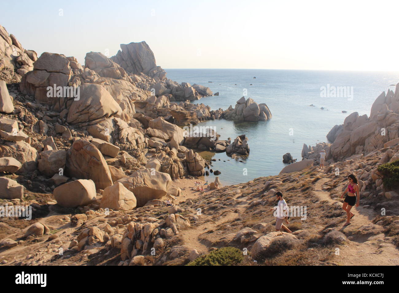 Die versteckten Strand von Cala Spinosa, in Santa Teresa di Gallura bei Sonnenuntergang. Stockfoto