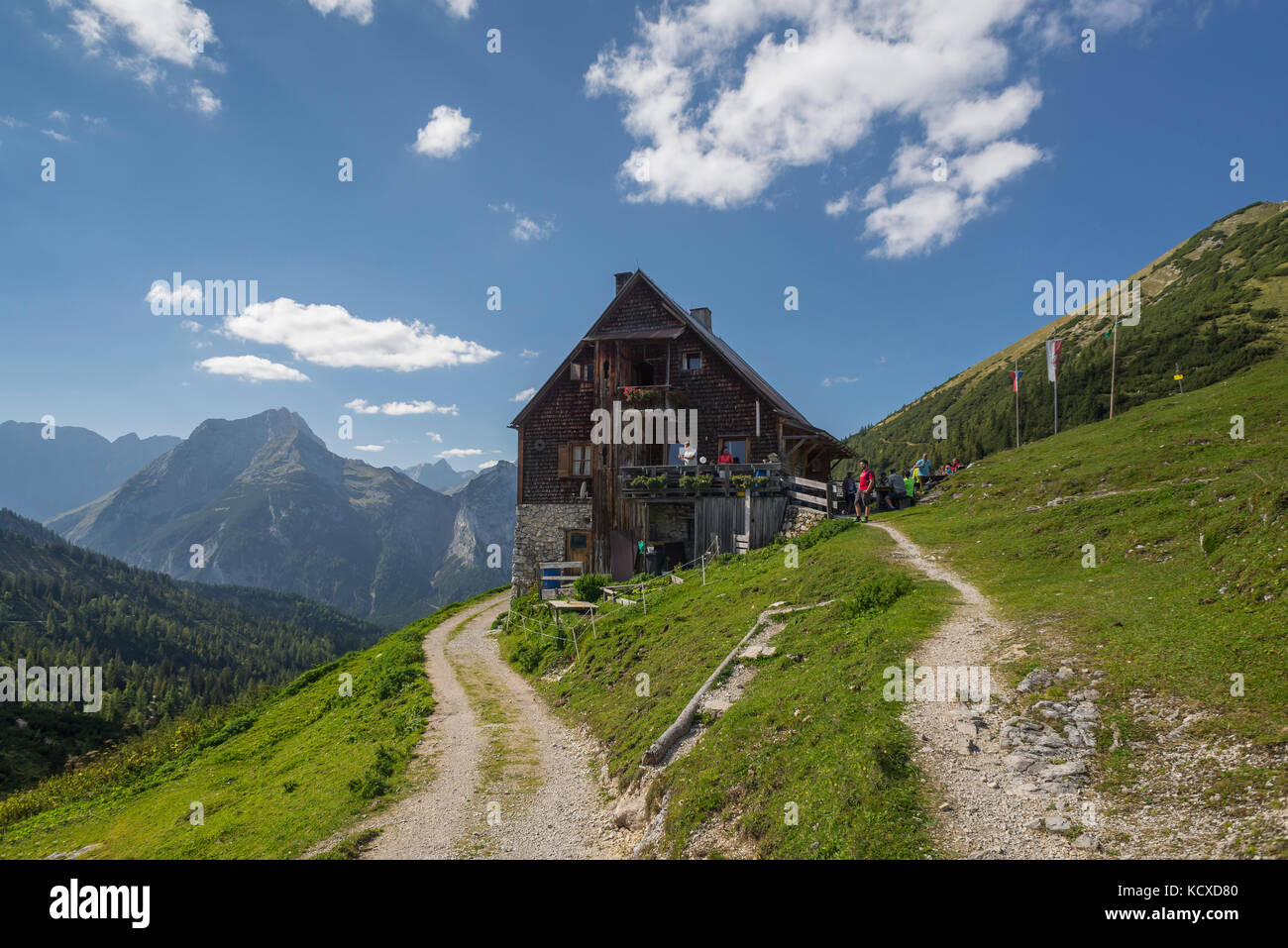 Plumsjoch Hütte vor dem Panorama des Karwendelgebirges in der Herbstsonne, Tirol, Österreich Stockfoto