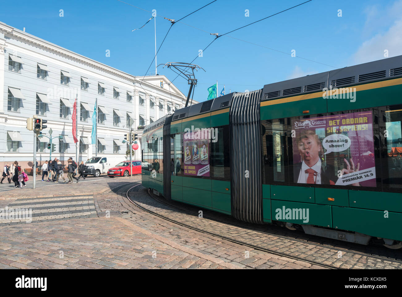 Straßenbahnwagen außerhalb der Stadt Halle in Helsinki Stockfoto