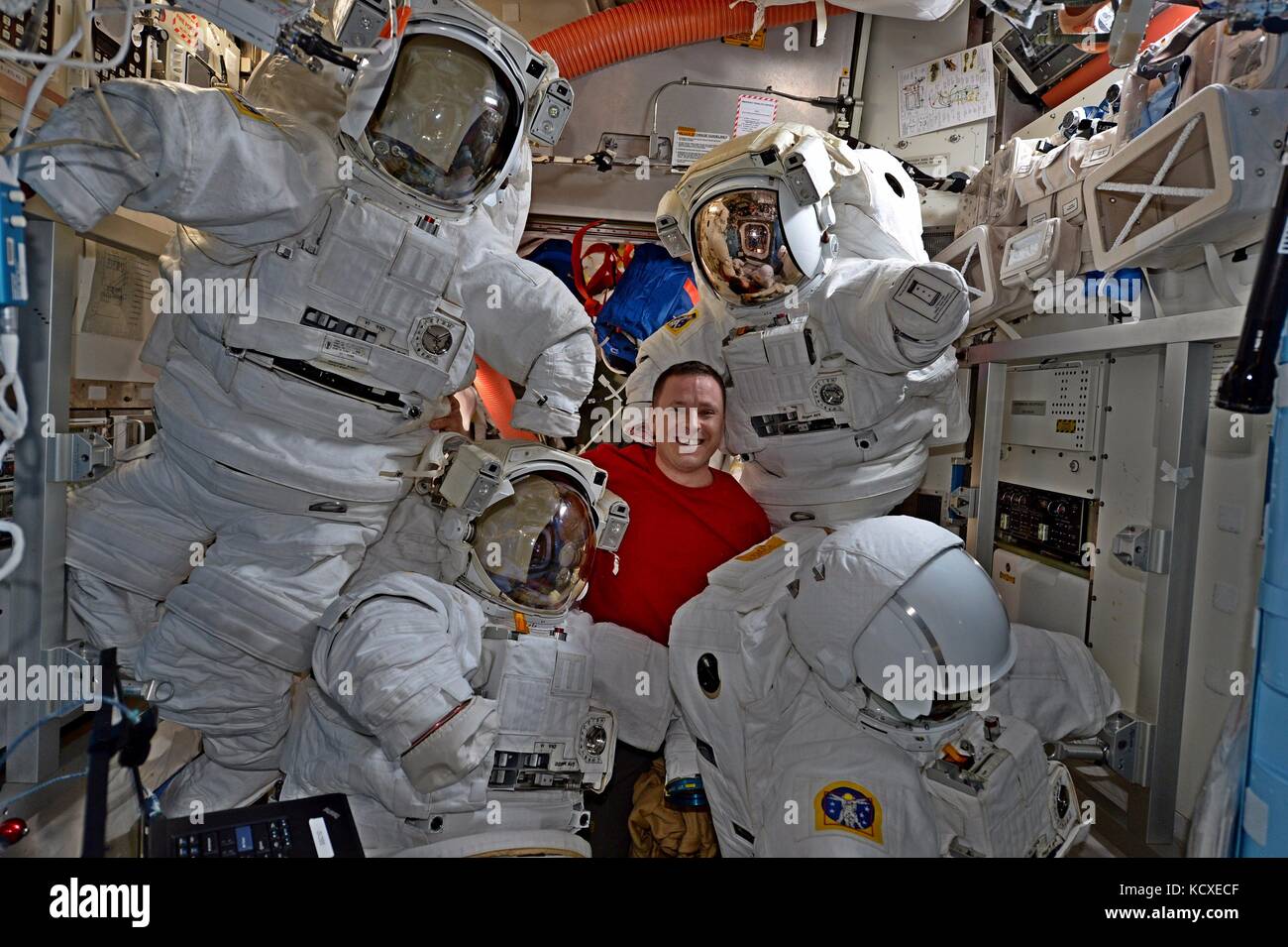 Expedition 52 amerikanische Astronaut jack Fischer ist umgeben von raumanzügen an Bord der Internationalen Raumstation 27. Juli 2017 in der Erdumlaufbahn. Stockfoto