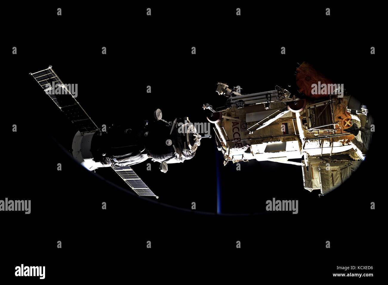 Die russische Sojus-Kapsel dockt an die Internationale Raumstation 30. Juli 2015 in der Erdumlaufbahn. Stockfoto