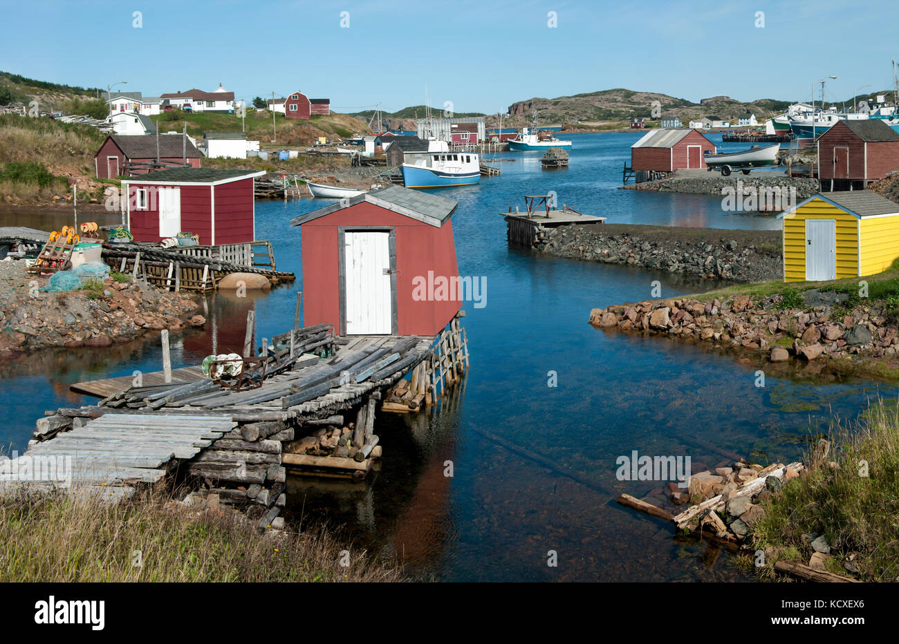 Neufundland Fischerdorf: Angeln shanties sitzen auf rustikalen Holzmöbeln Piers und Kaianlagen, die in einem kleinen North Coast Harbor erweitern. Stockfoto