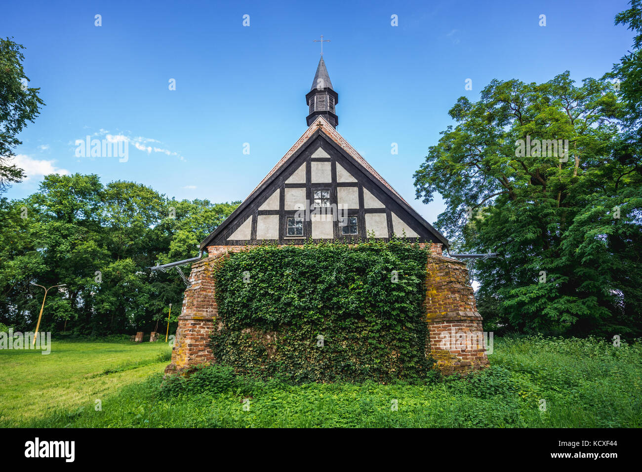 Die gotische Kirche aus dem 14. Jahrhundert in Chlebowo Dorf, Gryfino Grafschaft in der Woiwodschaft Westpommern in Polen Stockfoto