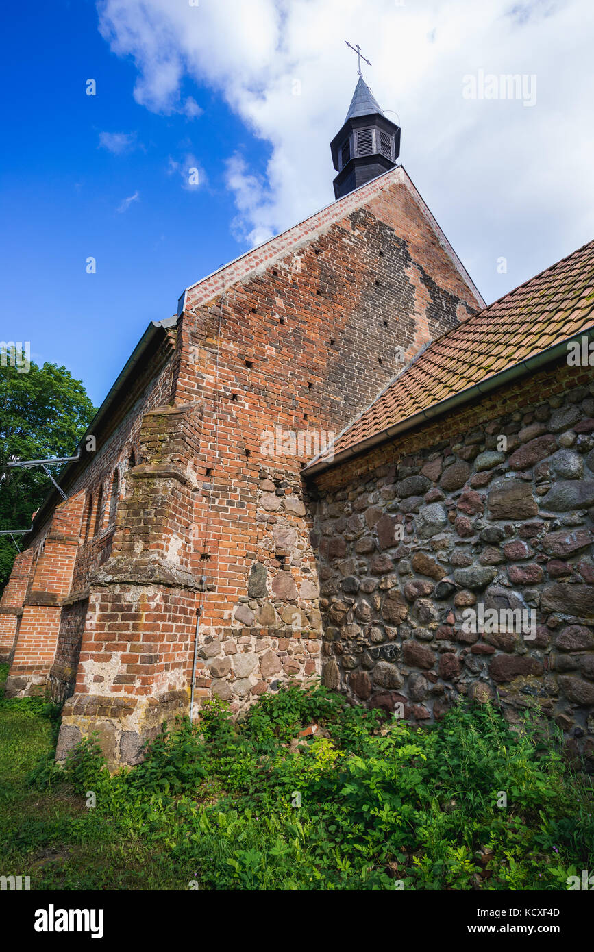 Die Außenseite des 14. Jahrhunderts gotische Kirche in Chlebowo Dorf, Gryfino Grafschaft in der Woiwodschaft Westpommern in Polen Stockfoto