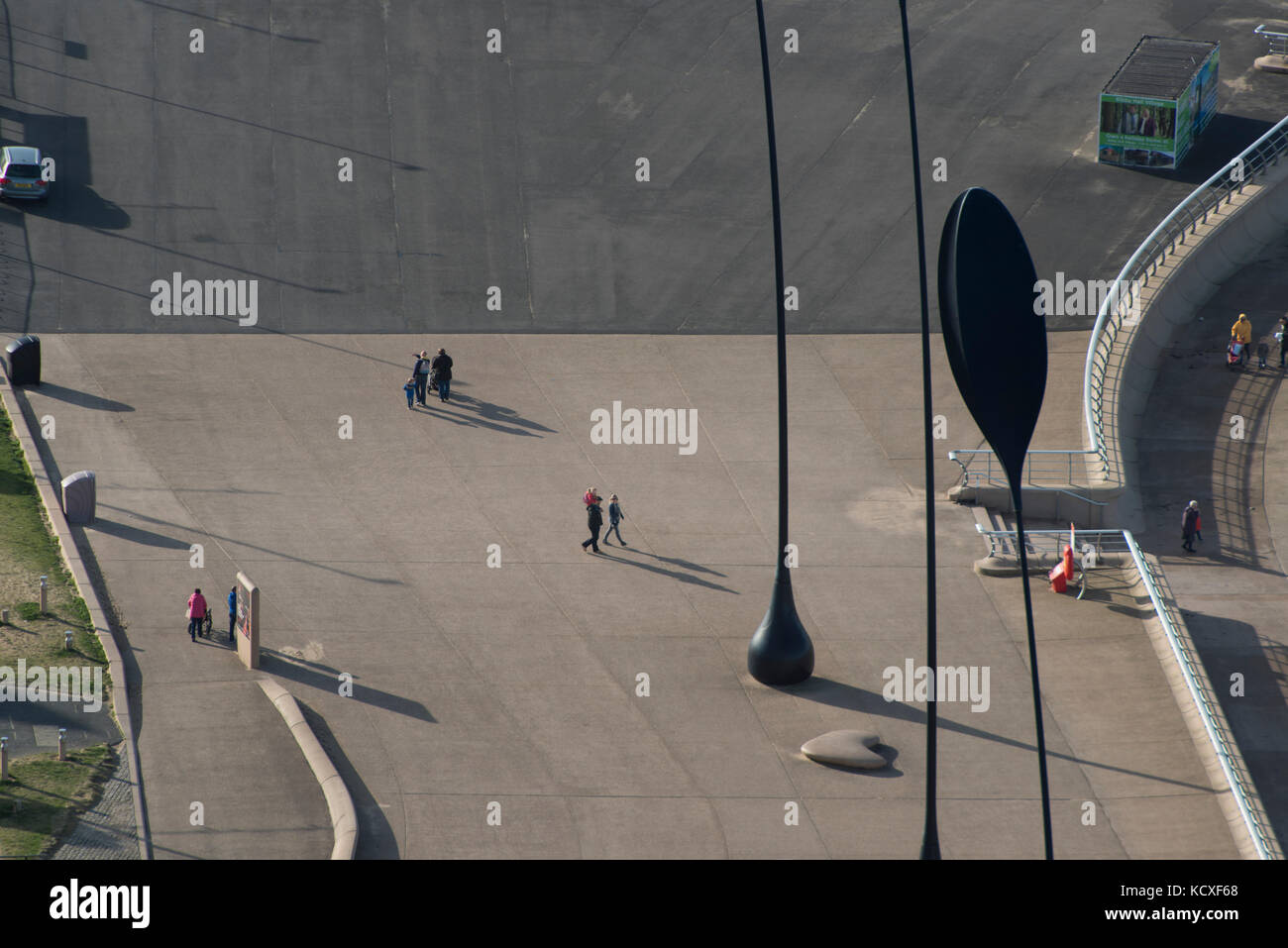 Ein Ariel-Bild der Blackpool-Promenade. Familien an einem Tag in der Sonne. Credit Lee Ramsden / Alamy Stockfoto