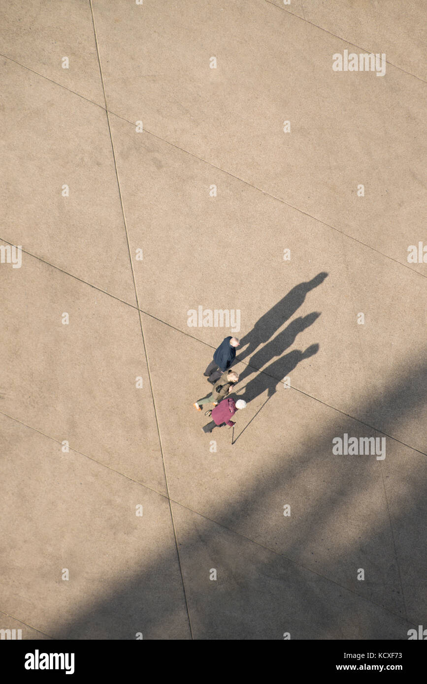 Ältere Leute laufen entlang der Küste von Blackpool. Lee Ramsden / Alamy Stockfoto