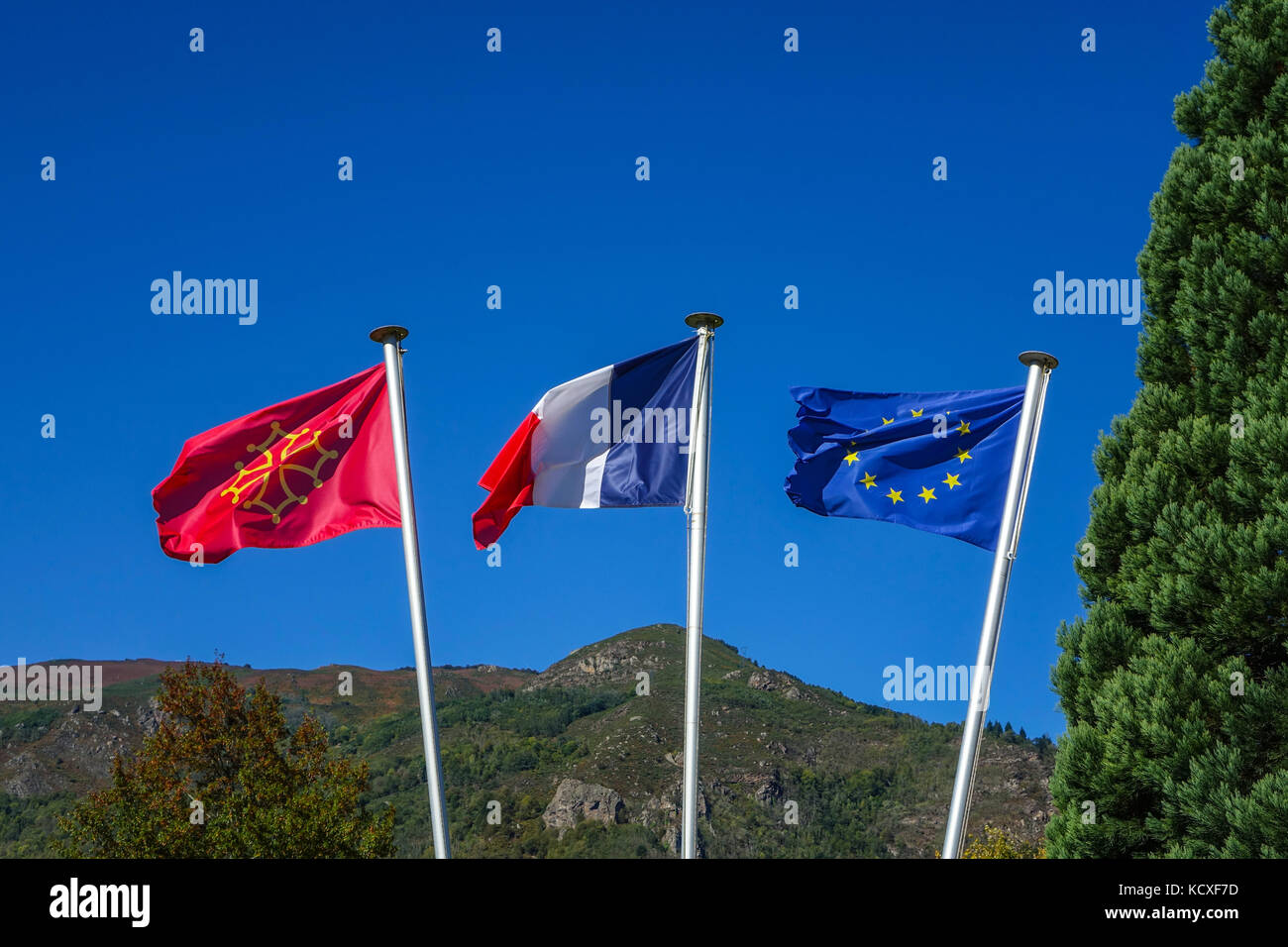 Flaggen im Wind flattern mit blauem Himmel, Katharer, Französisch, EU-Flagge Stockfoto