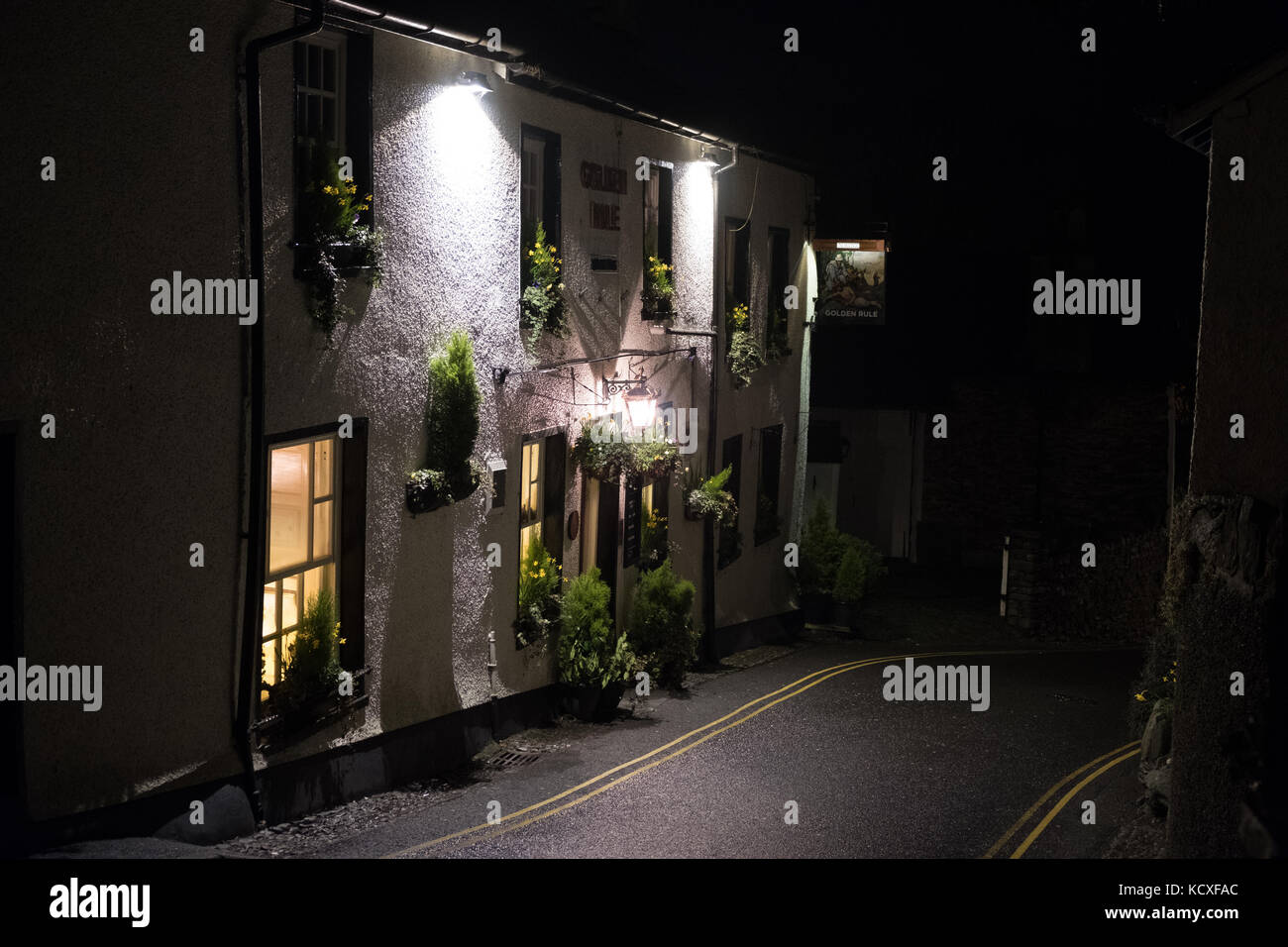 Golden Rule Pub bei Nacht mit beleuchteten Schild, Kirstone Pass Road, Ambleside, Lake District National Park, Großbritannien Stockfoto