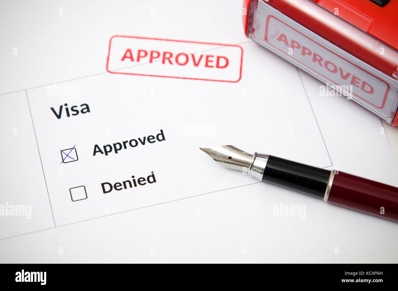 Visa und genehmigt Stempel auf ein Dokument Form. Einwanderung und Travel Concept Stockfoto