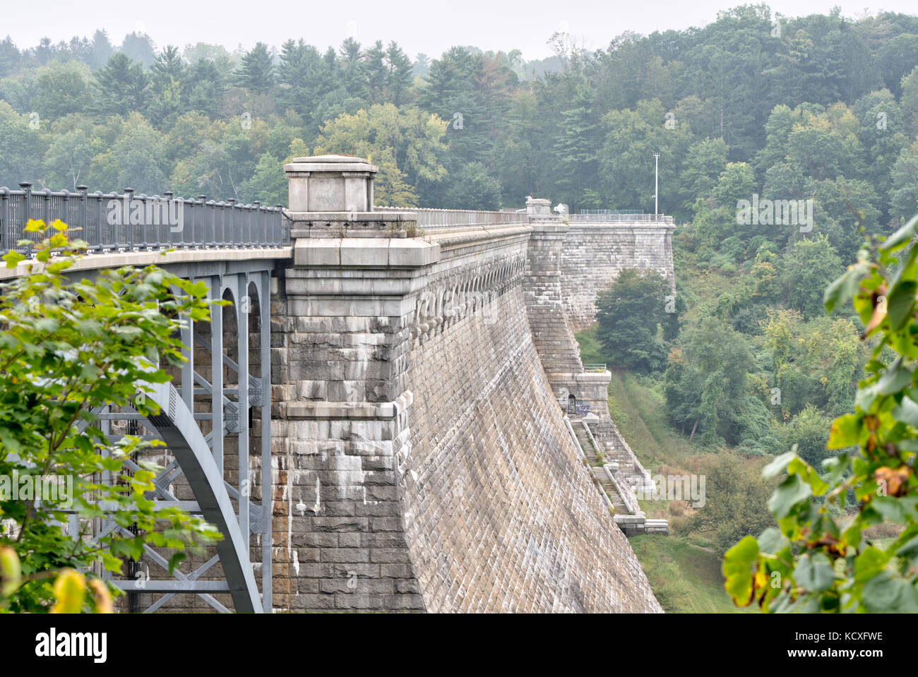 Eine Wende des Jahrhunderts Dam bietet nach wie vor die Stromerzeugung durch Wasserkraft bedeutet und hält das Tal trocken Stockfoto